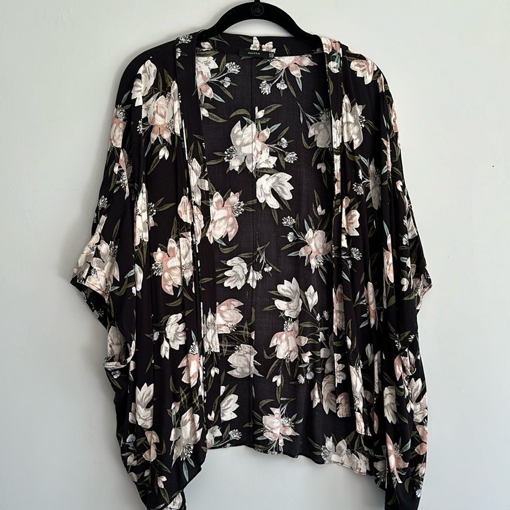 Aritzia Talula Floral Kimono, size S/M